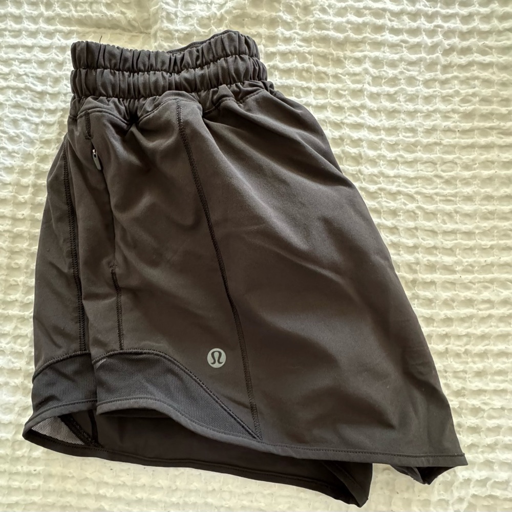 Lululemon Women's Black Hotty Hot Low-Rise Lined Short 2.5 Inches